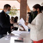 2DA ENTREGA DE TABLETS EN LOS AROMOS DEL RECURSO: ESTUDIANTES DE PRE-KÍNDER A 8VO BÁSICO CUENTAN CON MATERIALES PARA CLASES EN LÍNEA