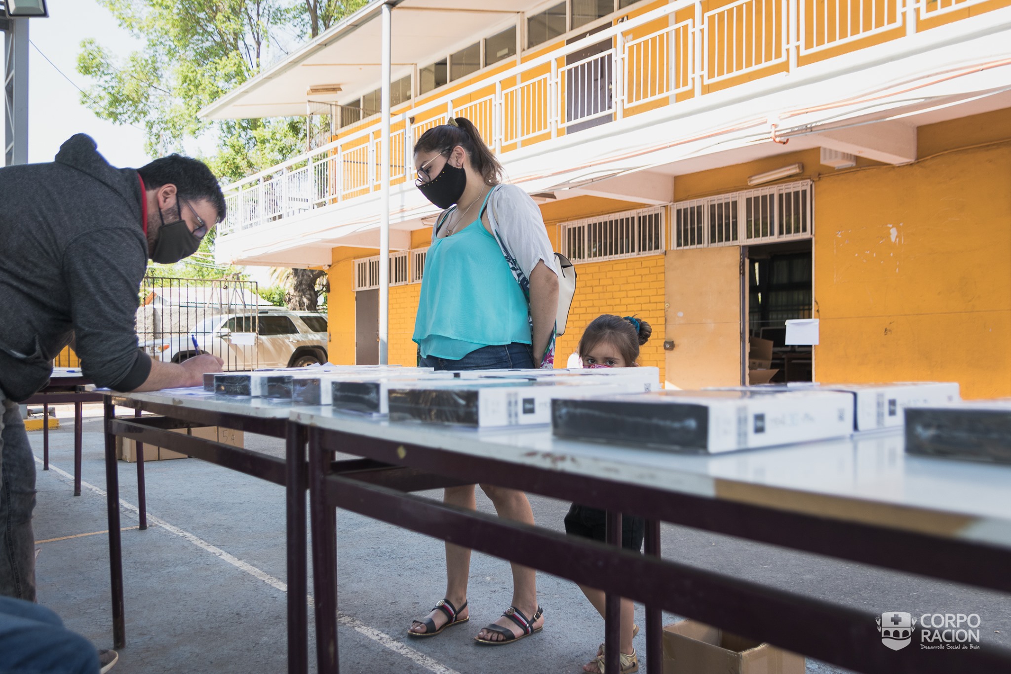 298 TABLETS: COLEGIO DE MAIPO ENTREGA HERRAMIENTAS A SUS ESTUDIANTES PARA LAS CLASES EN LÍNEA