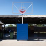 ESCUELA LOS ROSALES DEL BAJO: DOS NUEVAS TORRES DE BALONCESTO SE INSTALAN PARA LOS Y LAS ESTUDIANTES