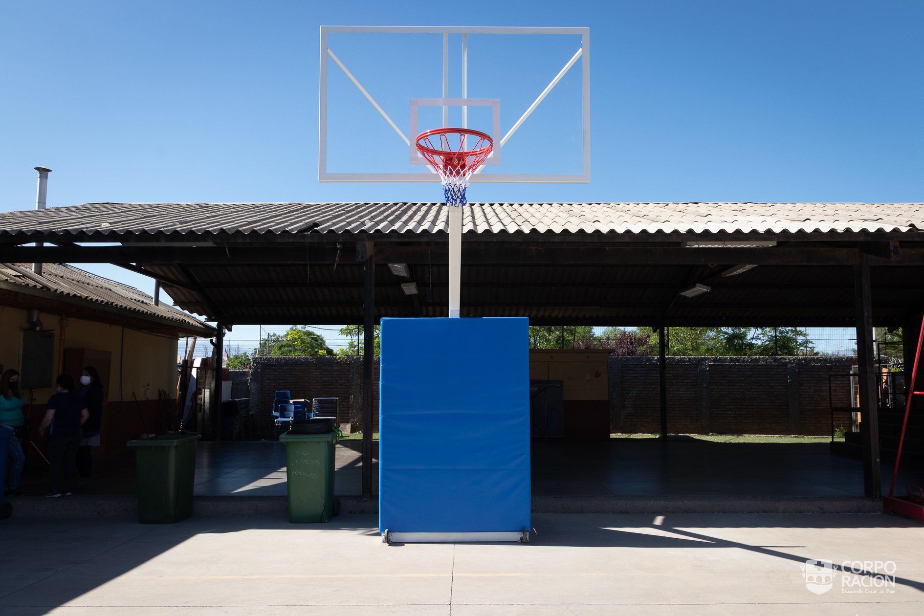 ESCUELA LOS ROSALES DEL BAJO: DOS NUEVAS TORRES DE BALONCESTO SE INSTALAN PARA LOS Y LAS ESTUDIANTES
