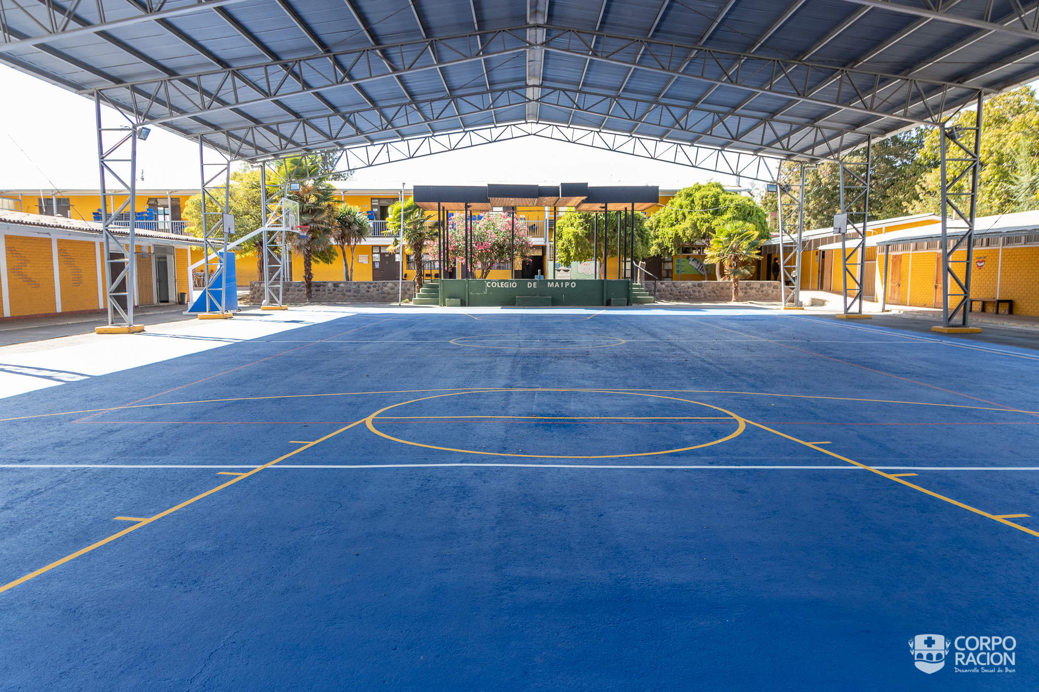 COLEGIO MAIPO RENUEVA SU CANCHA E INSTALA DOS MESAS DE PING-PONG