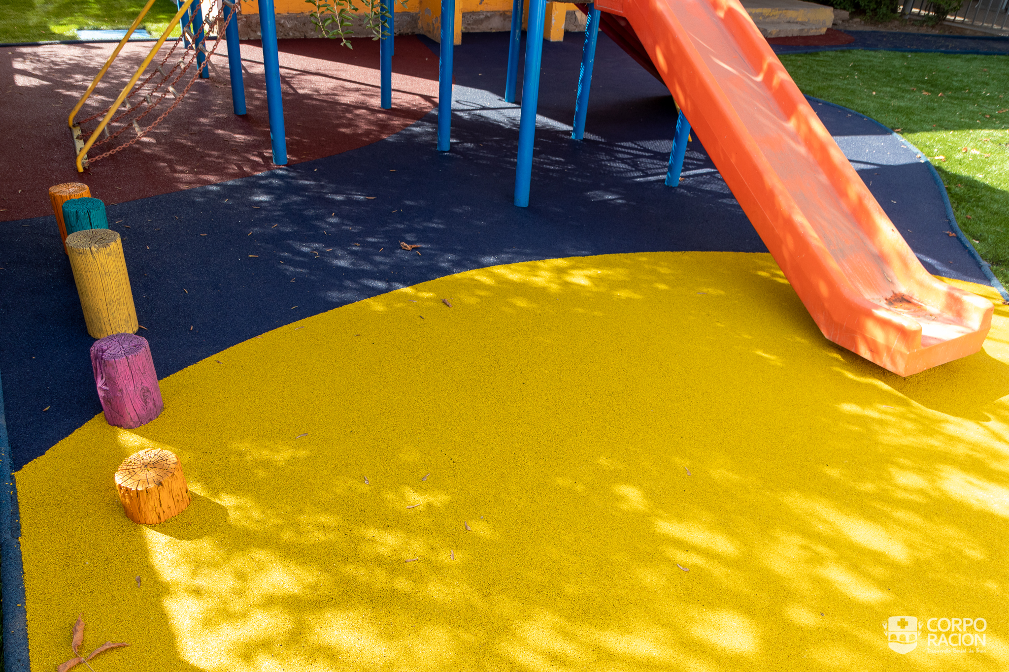 ESPACIOS MÁS SEGUROS: INSTALACIÓN DE PASTO SINTÉTICO Y PISO DE CAUCHO EN LICEO FCO. JAVIER KRUGGER