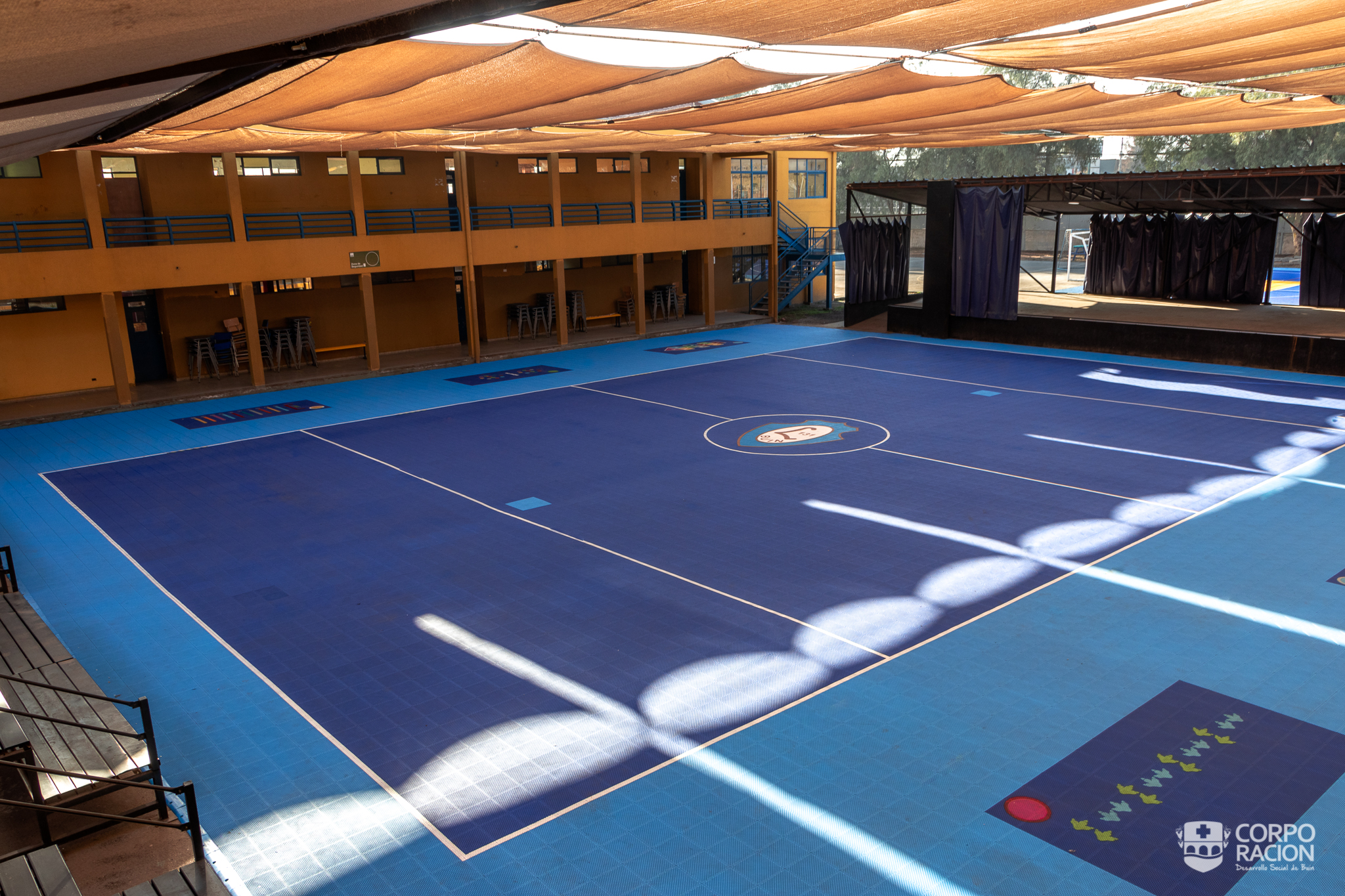 LLEGAN DOS NUEVAS CANCHAS DE POLIPROPILENO A LA SECCIÓN BÁSICA DEL LICEO A-131